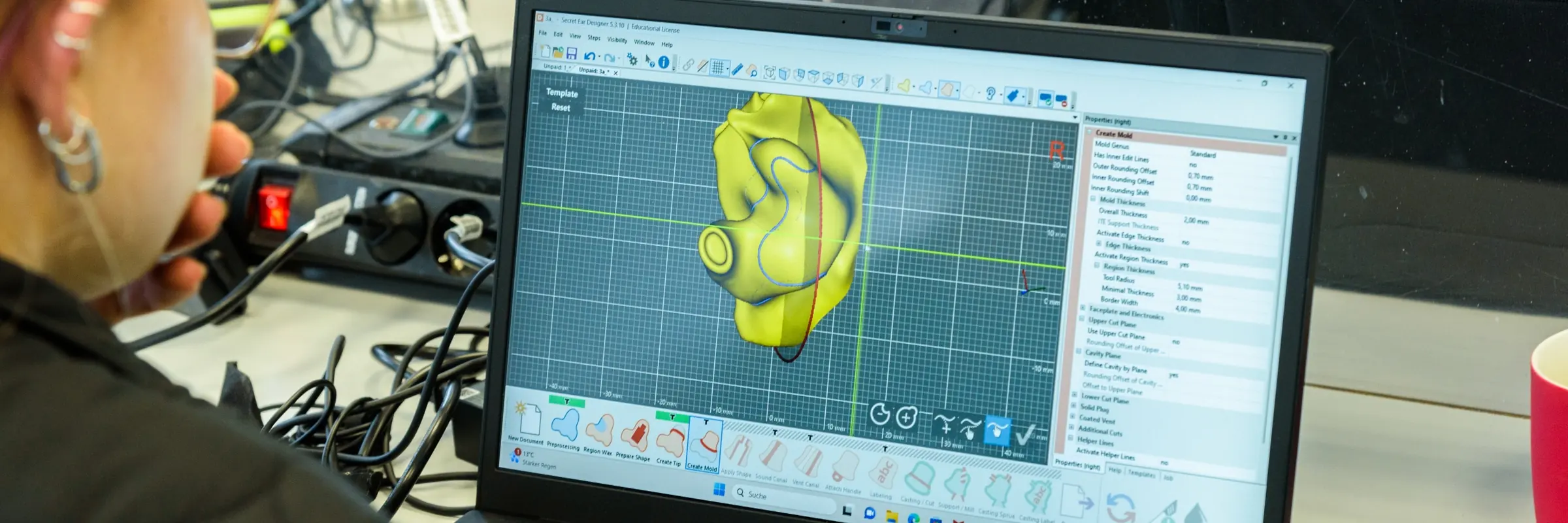 Teilnehmer modelliert eine Otoplastik am Rechner mit 3D-CAD-Software