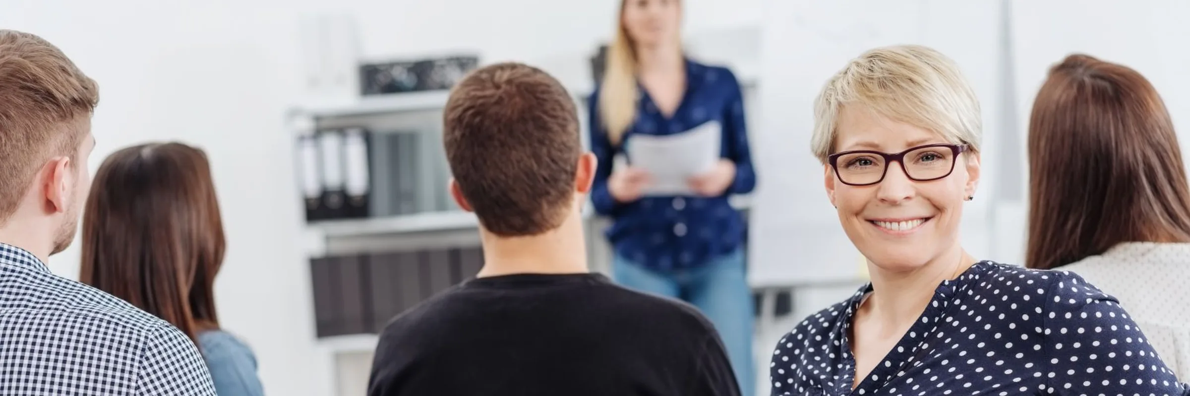 Teilnehmende in einem Fachseminar, vorne die Dozentin